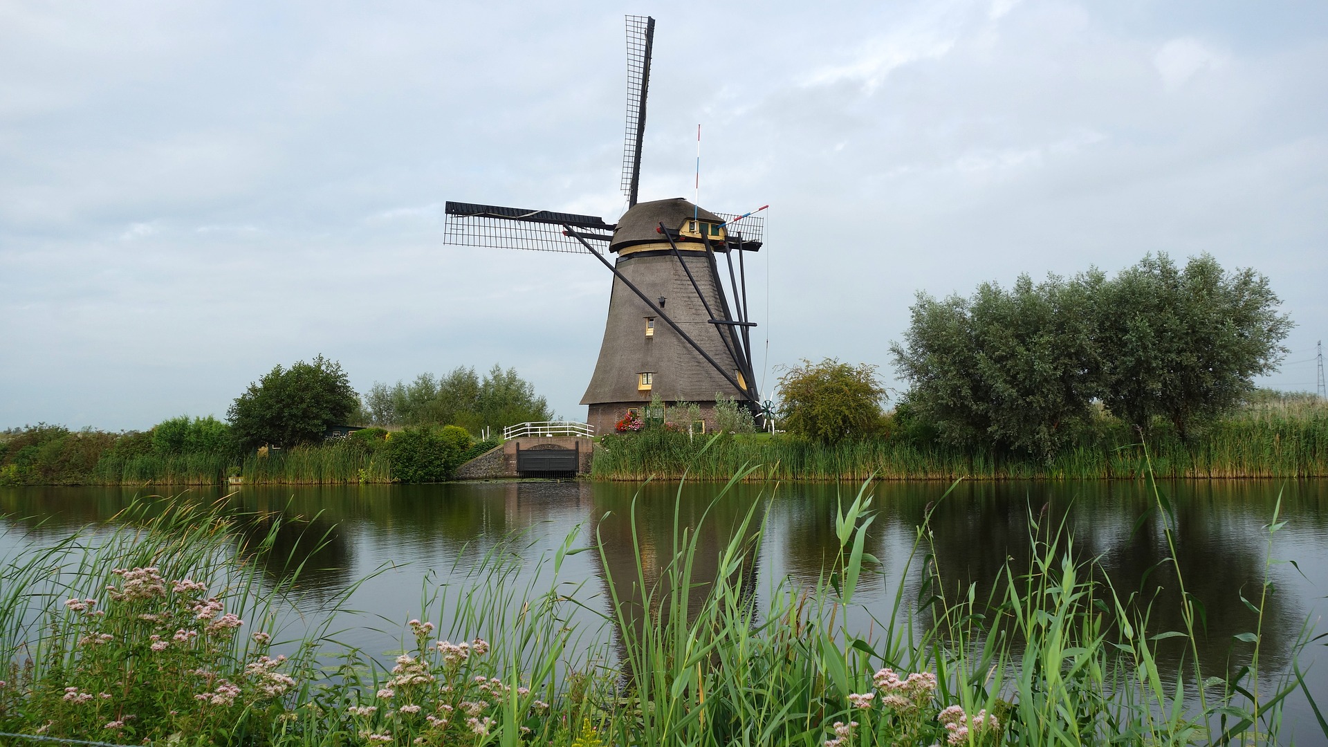Ukážka vodného hospodárstva v krásnom prostredí Kinderdijk, plného veterných mlynov