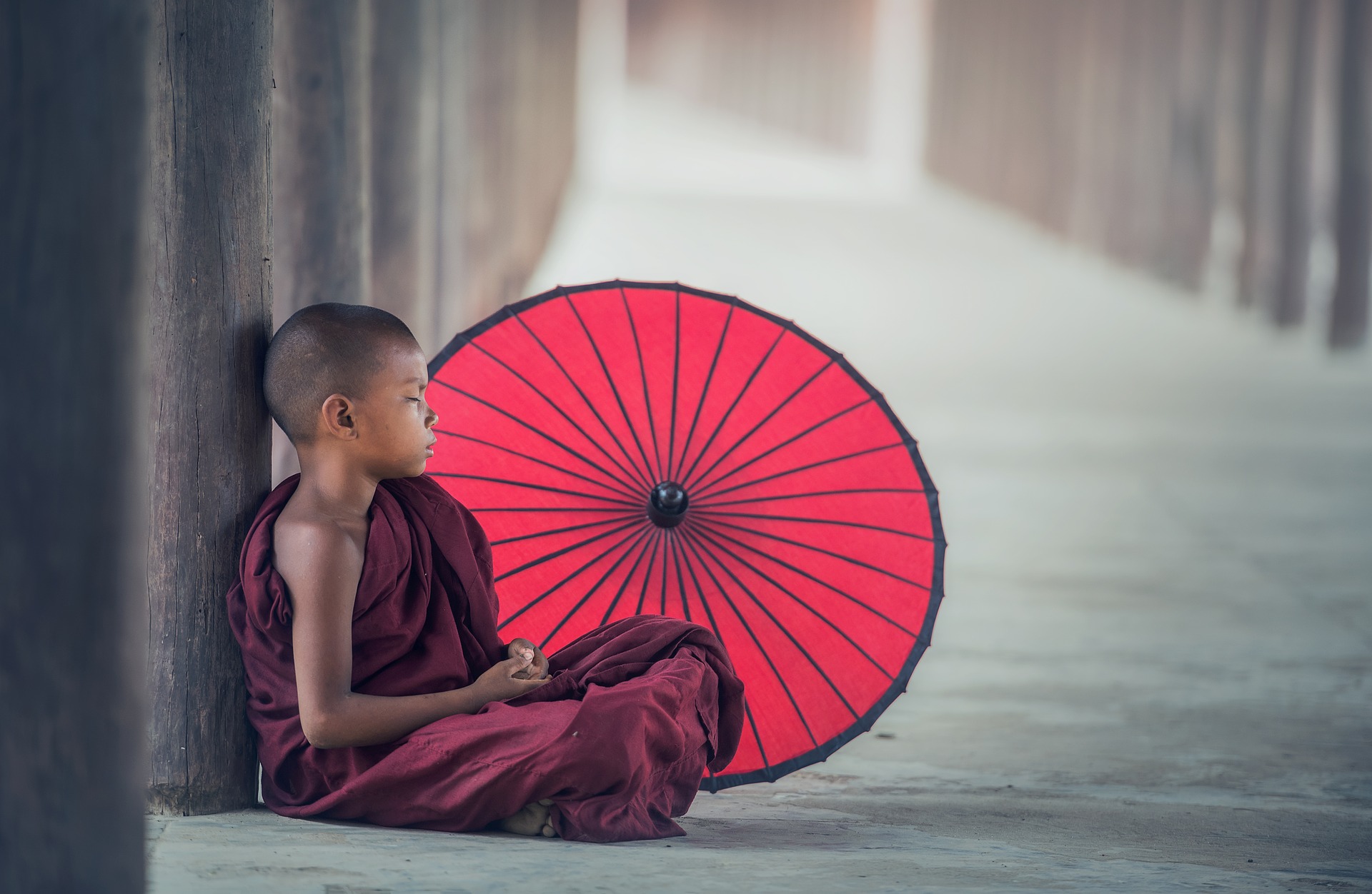 DOKUMENT Malý mních,vás prevedie reálnym životom detí žijúcich za múrmi kláštora