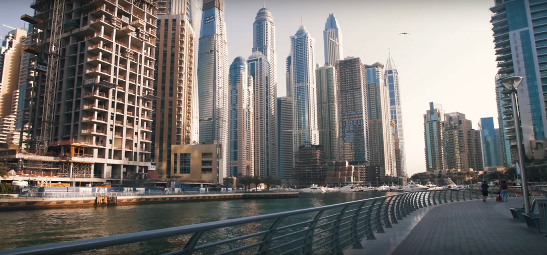 Nahliadnite do mesta uprostred púšte, prostredníctvom skvelého videa z Dubaja